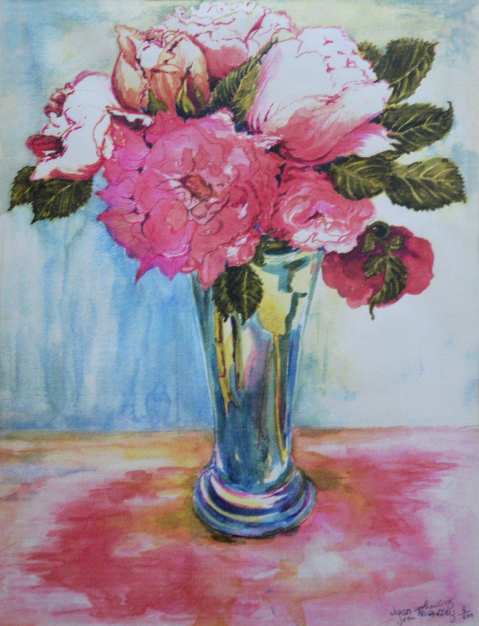Rosa roser i et blått glass, 2000, av Joan Thewsey