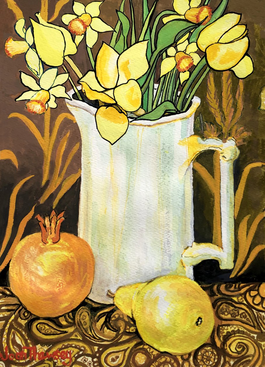 Tulipaner og påskeliljer i en hvit kanne, med tekstiler, granateple og pære (akvarell) av Joan Thewsey