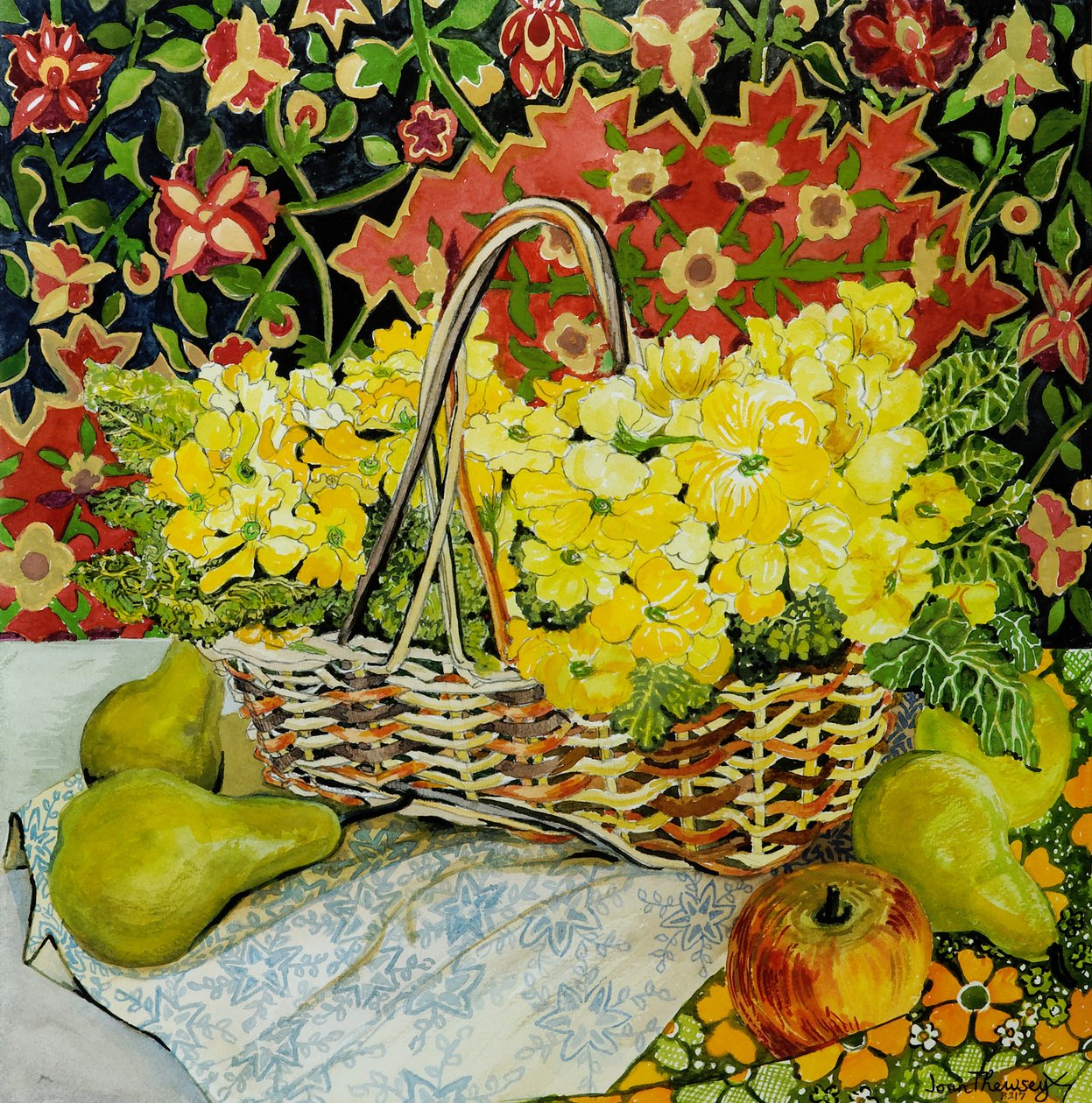 Gule Primroser i en kurv, med frukt og tekstiler, 2010.akvarell av Joan Thewsey