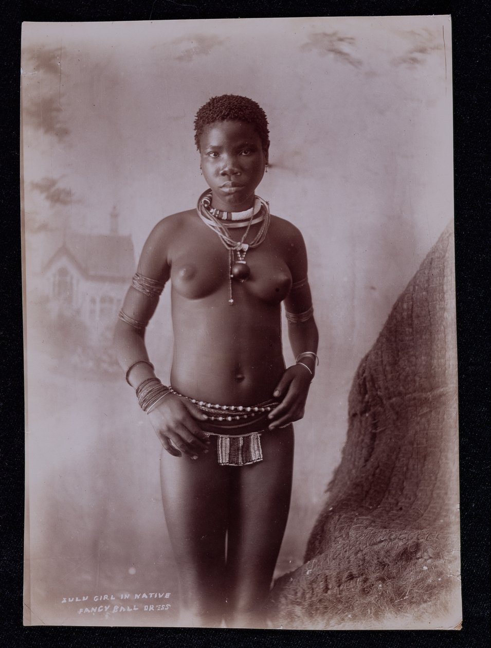 Zulu-jente i innfødt fancy ballkjole, ca. 1895 av Joe Barnett