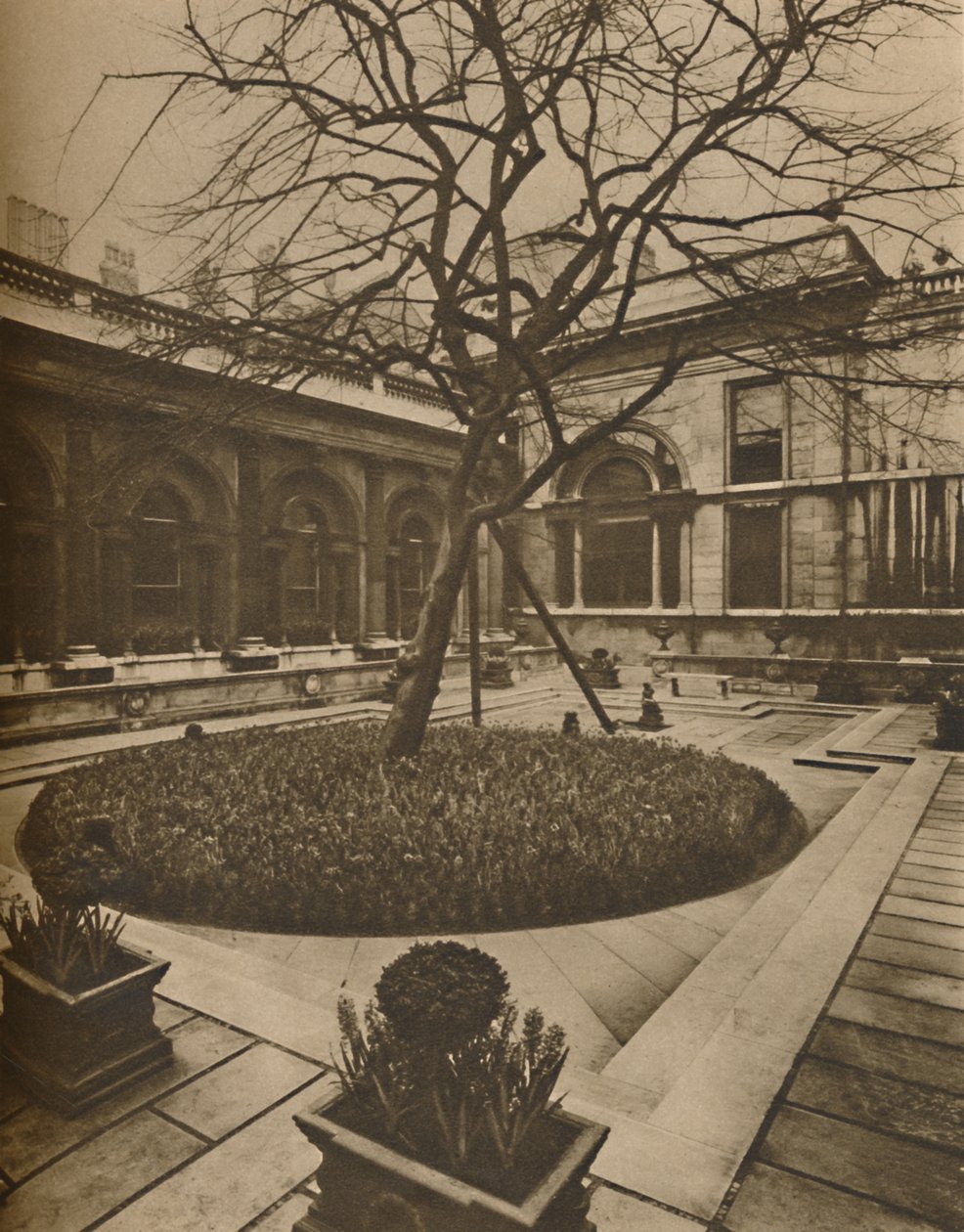 En arkitektonisk inspirasjon: Garden Court i Bank of England, c1935. av Joel