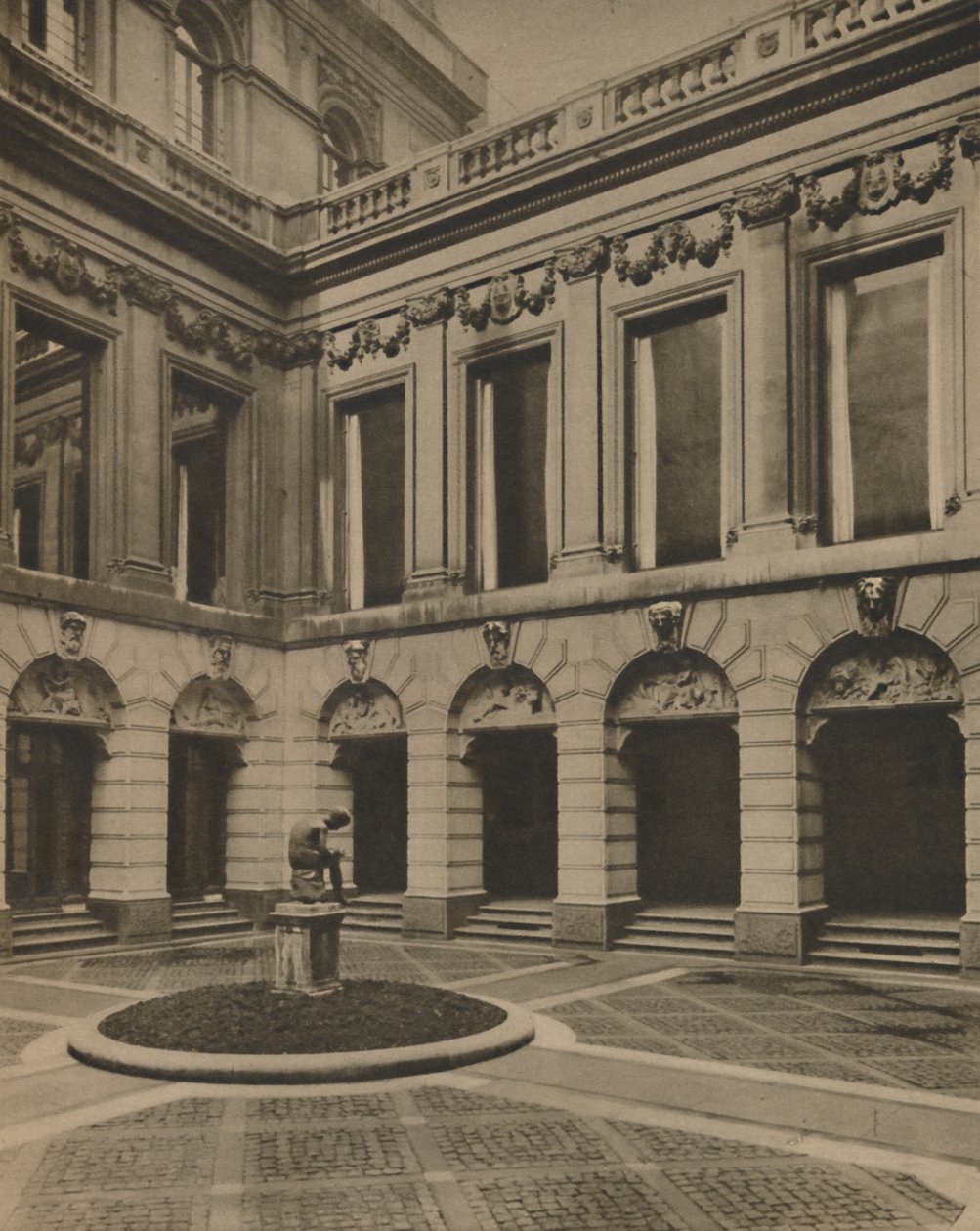 Gårdsplassen til Drapers Hall i Throgmorton Street, c1935. av Joel