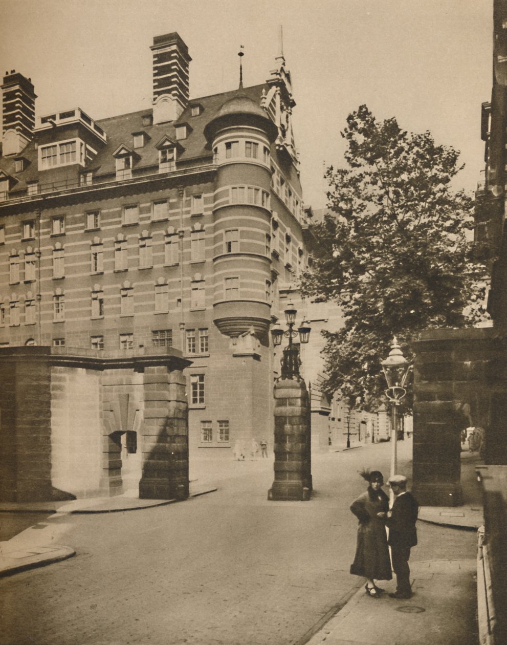Inngang til Scotland Yard fra Derby Street, c1935. av Joel