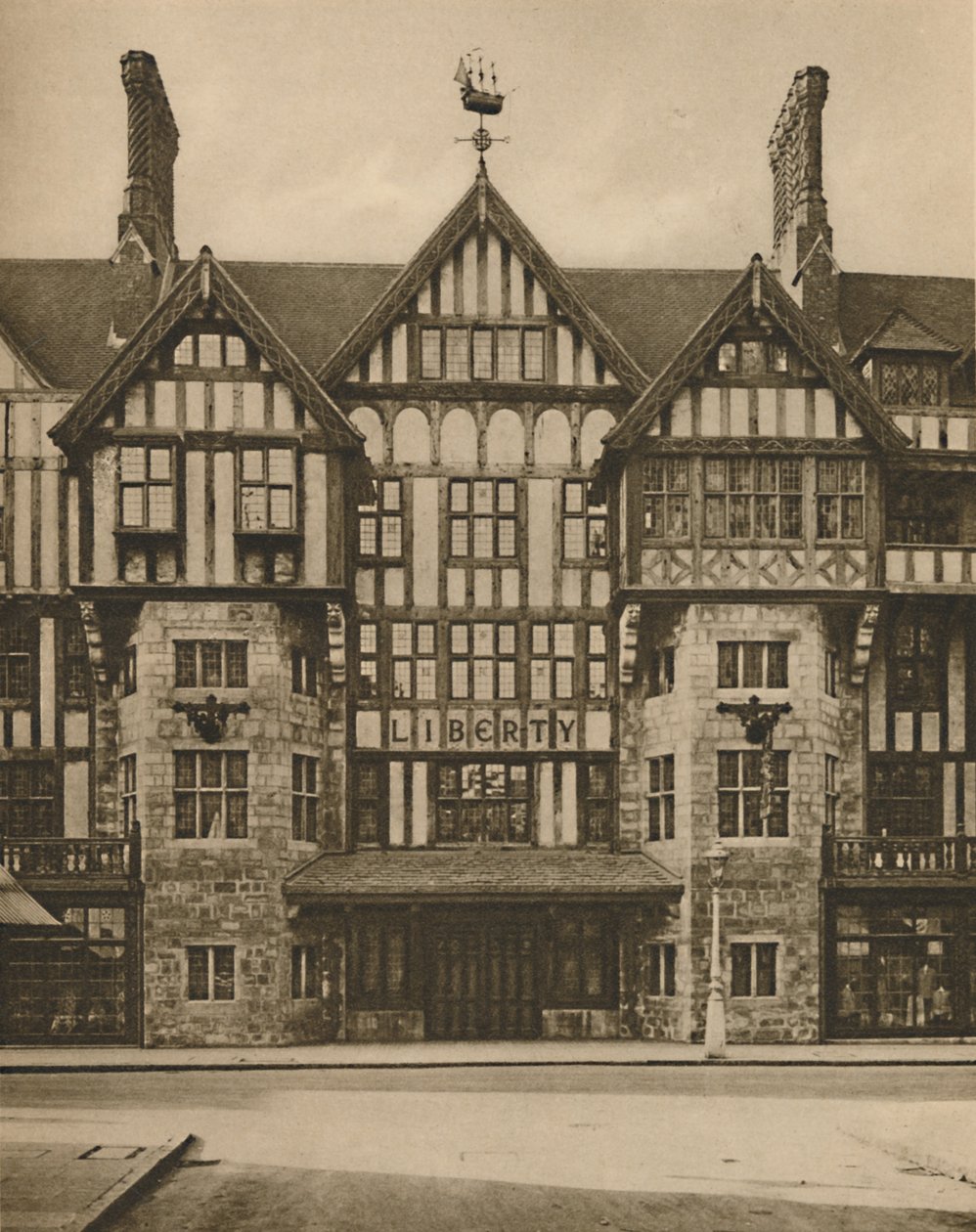 En del av Libertys Tudor Building i Great Marlborough Street, c1935. av Joel