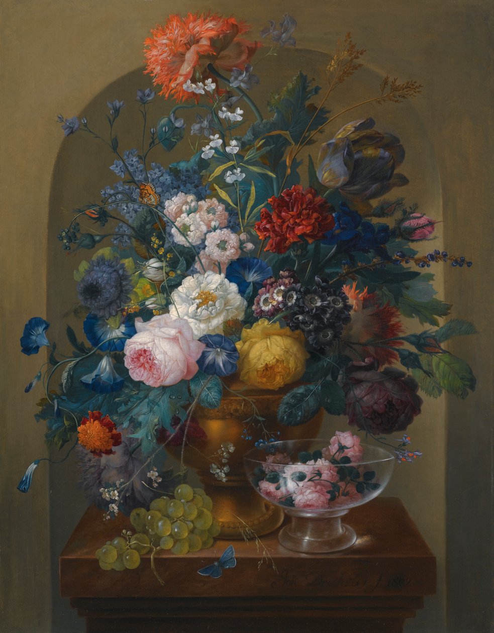 Stilleben av blomster i en urne sammen med kutte roser i et glass av Johann Baptist Drechsler