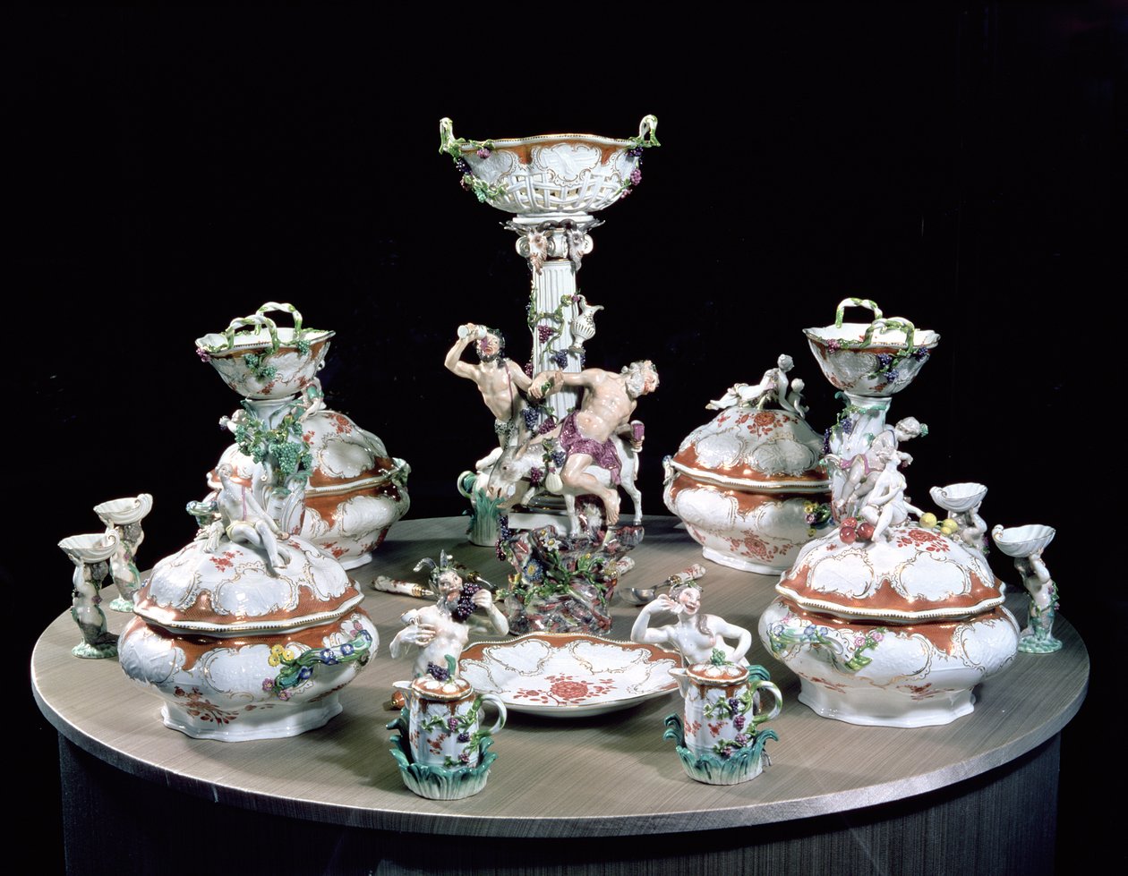 En del av en Meissen-middagsservering bestilt av Fredrik den Store for general von Mollendorf, dekorert med figurer av satyrer og Silenus og en esel, 1761 (porselen) av Johann Joachim Kaendler