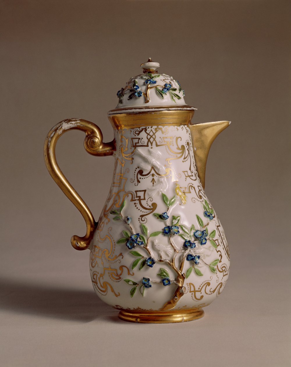 Kaffekanne, dekorert med påsatt relieff, Meissen, ca. 1710 porselen av Johann Friedrich Bottger