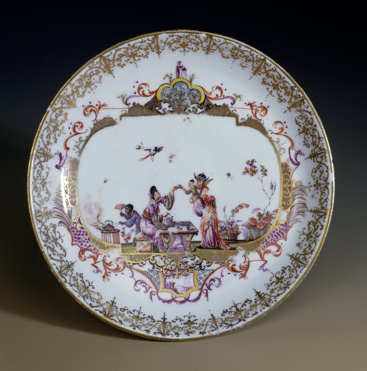 Tysk kunst: Meissen Porselen. Chinoiserie som representerer asiatiske karakterer som drikker teen. Tallerken dekorert av Johann Gregor Hoeroldt (eller Herold 1696-1775), ca. 1730. Paris, dekorativ kunst av Johann Gregor Herold