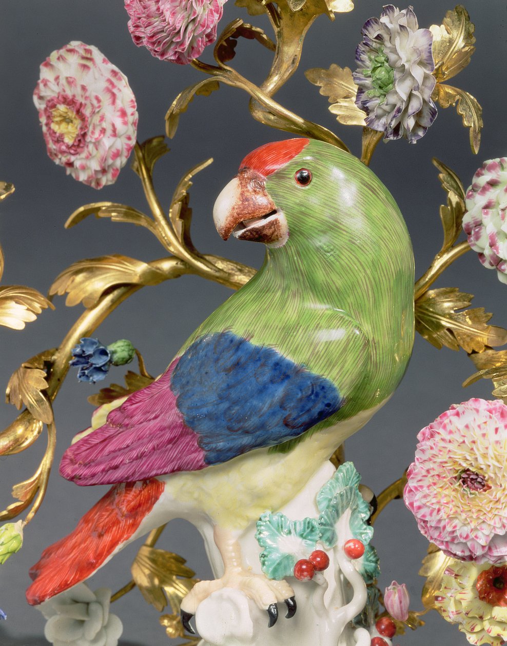 Detalj fra et par Louis XV tre-greners ormolu og Meissen papegøye kandelabre, ca. 1742 av Johann Joachim Kaendler