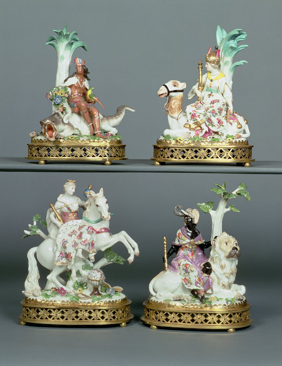 Fire Meissen-grupper som representerer de fire kontinentene montert med Louis XVI ormolu, modellert av Johann Joachim Kandler (1706-75), midten av 1700-tallet av Johann Joachim Kaendler