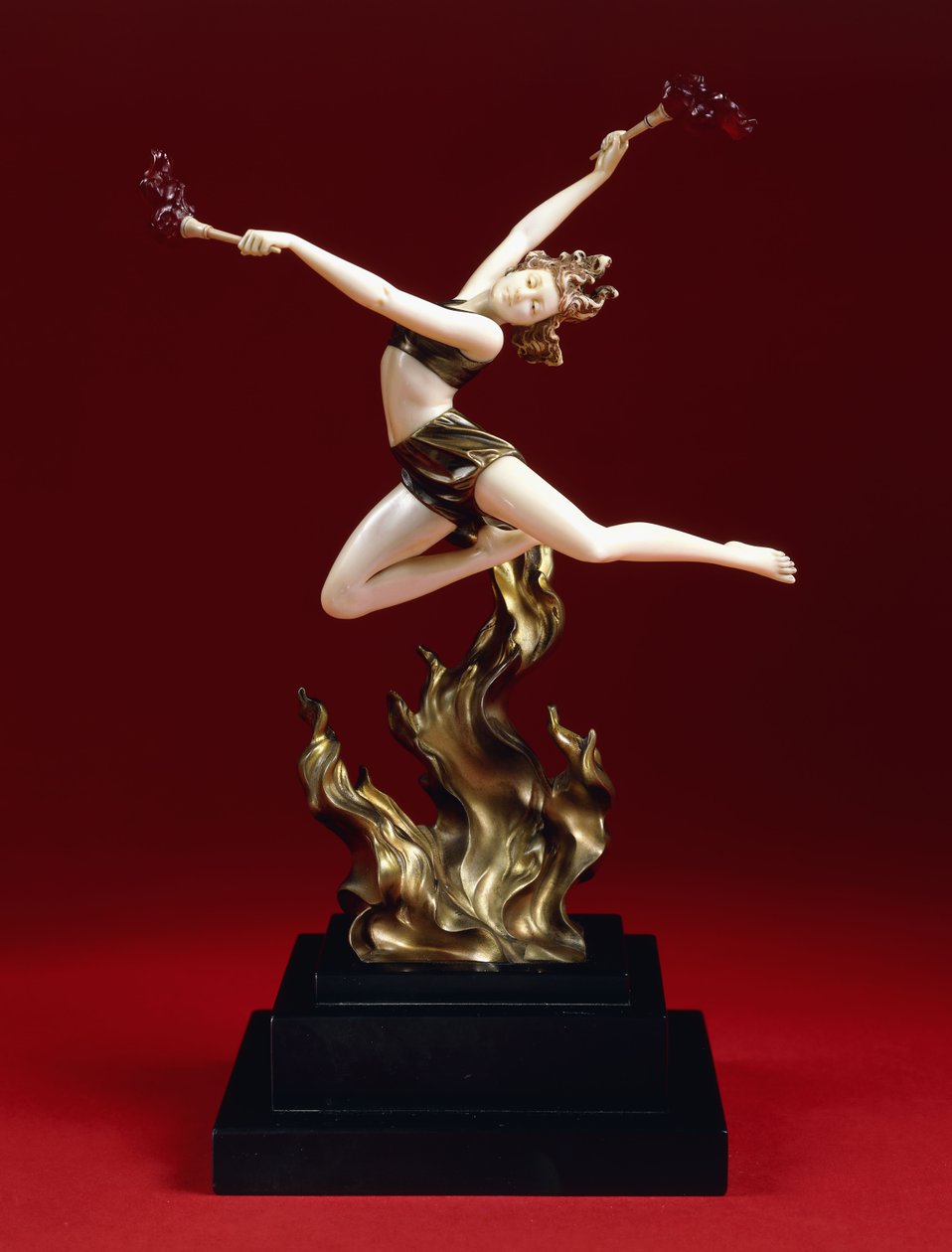 The Flame Leaper, tidlig på 1900-tallet (kaldmalt bronse, elfenben, rav, svart belgisk marmorbase) av Johann Philipp Ferdinand Preiss
