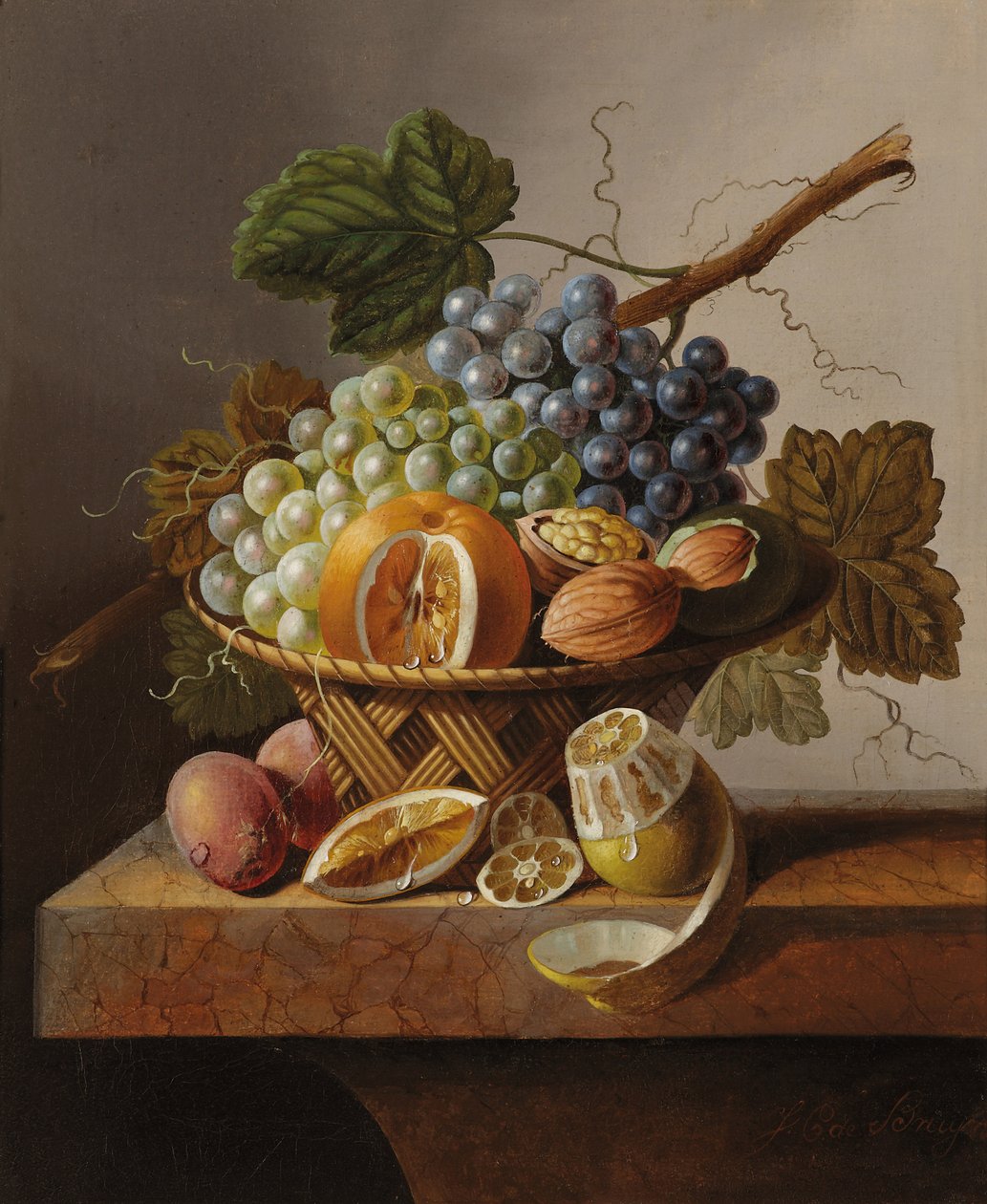 Druer, en appelsin og valnøtter i en flettet kurv med en sitron og plommer, alt på en marmorkant av Johannes Cornelis Bruyn