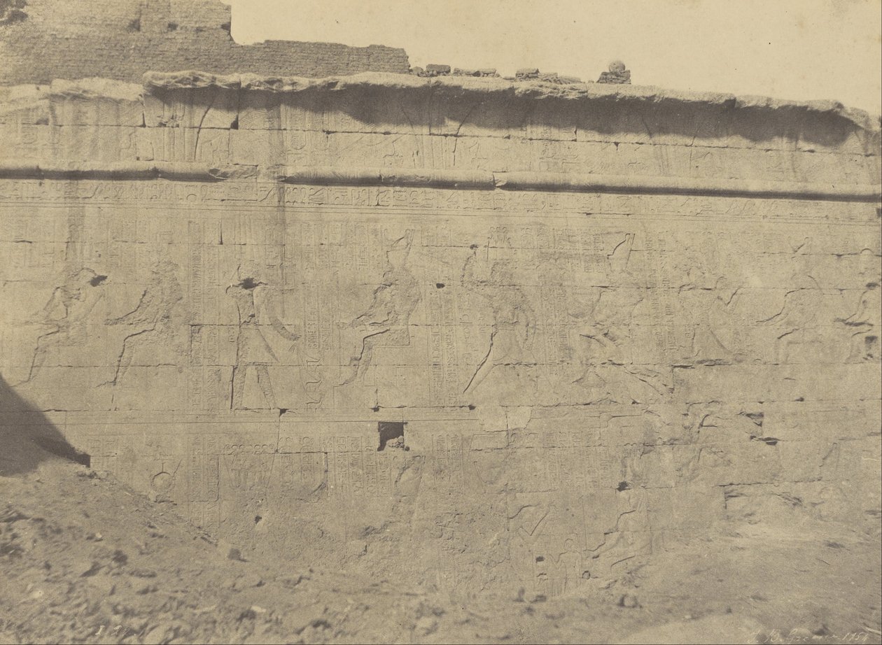 (Edfu, skulpturer og påskrifter av den østlige fasaden på innhegningsveggen) av John Beasly Greene