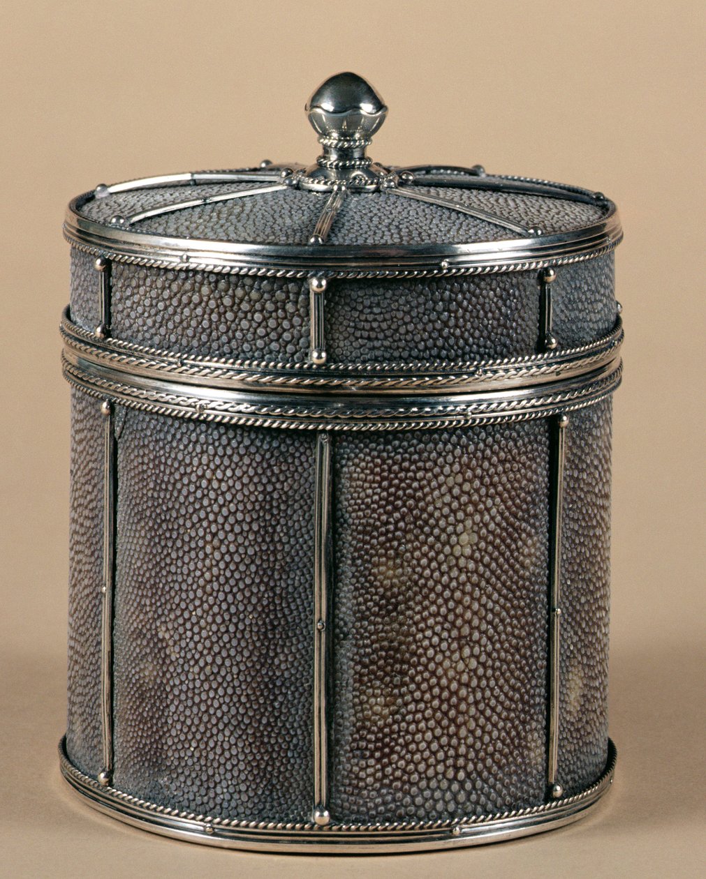 Sigarettboks med grønne sider, 1928 (sølv) av John Paul Cooper