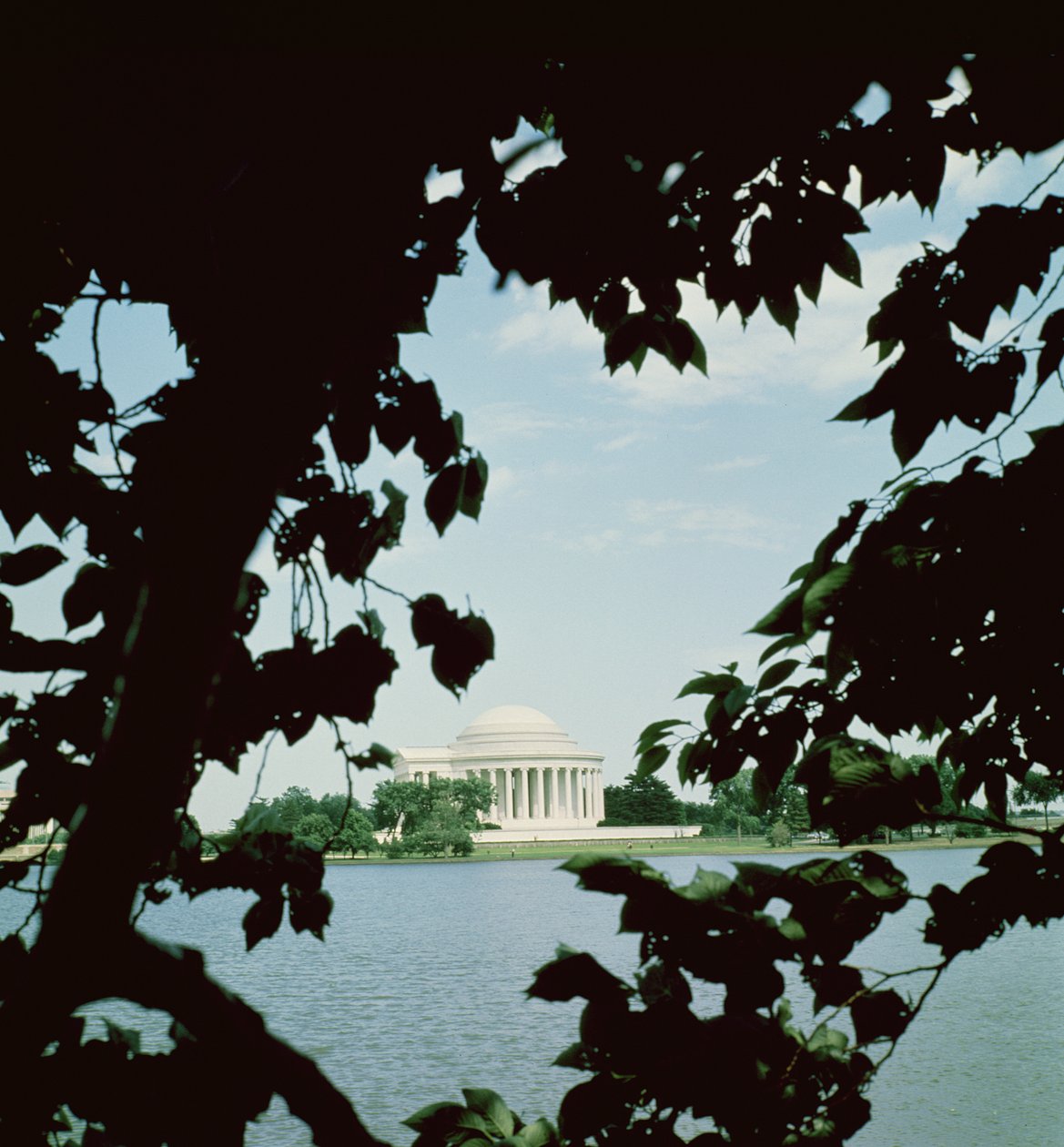 Utsikt over Jefferson Memorial, bygget 1938-43 av John Russell Pope