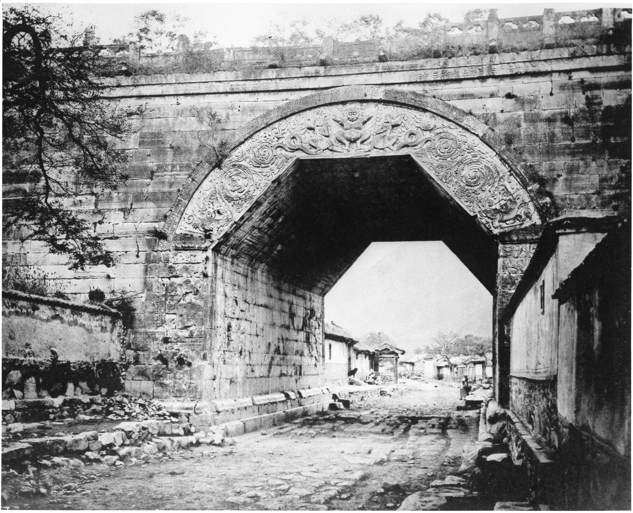 Gammel buddhistbue ved Kew-Yung-Kwan, ca. 1867-72 av John Thomson