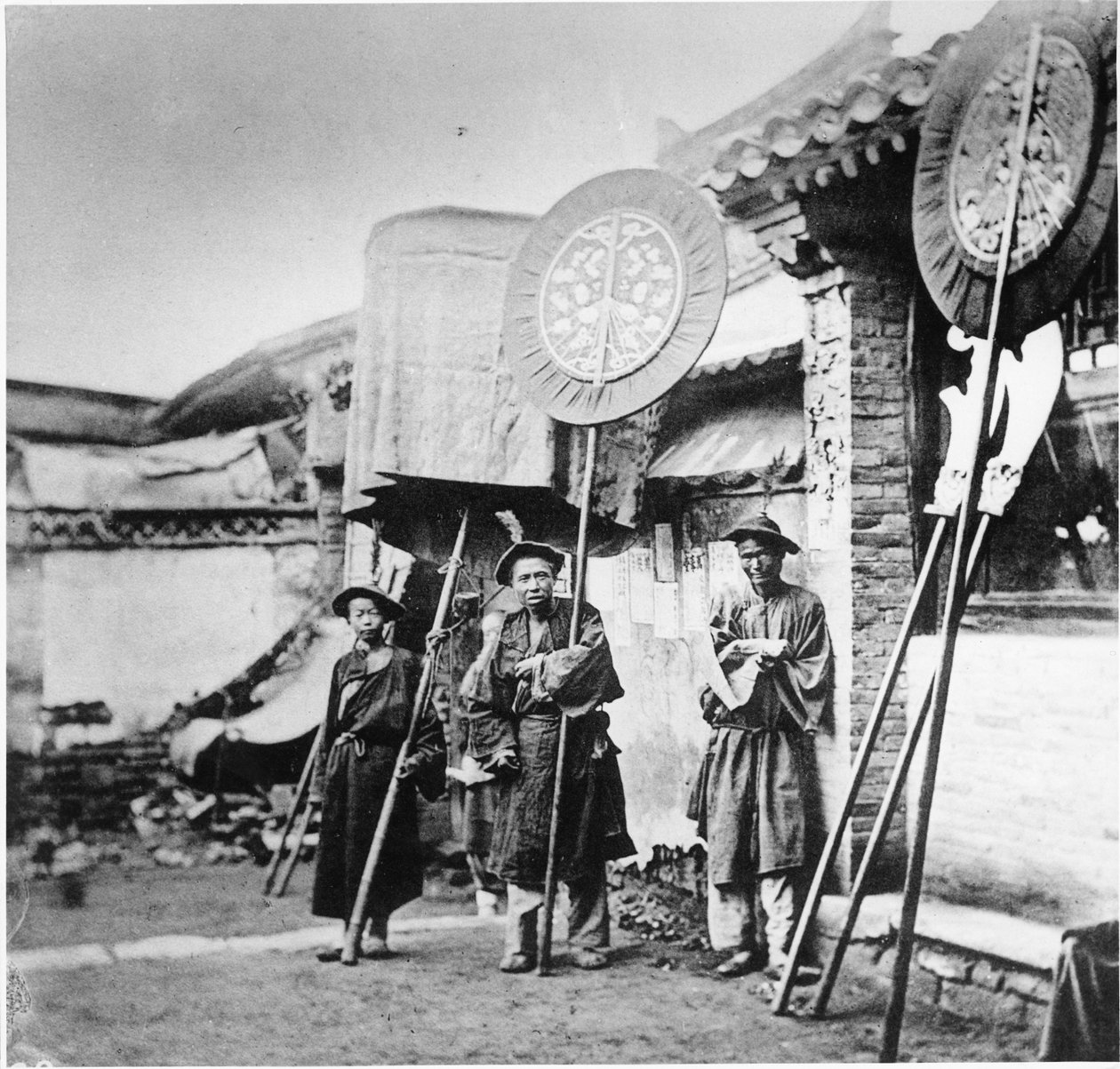 Bannermenn ved en Manchu-begravelse, Peking, ca. 1872 av John Thomson