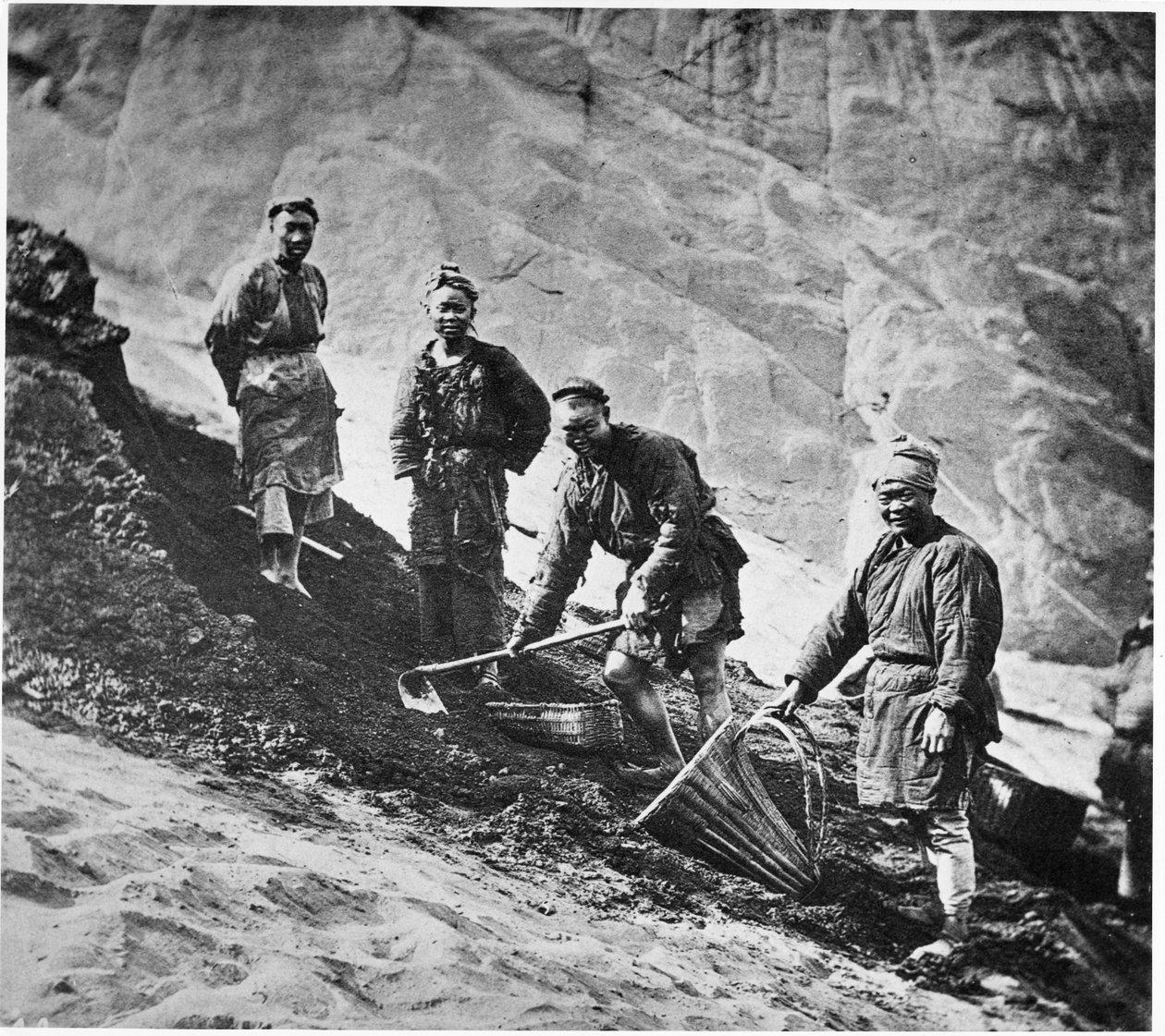 Kinesiske kullgruvearbeidere, ca. 1867-72 av John Thomson