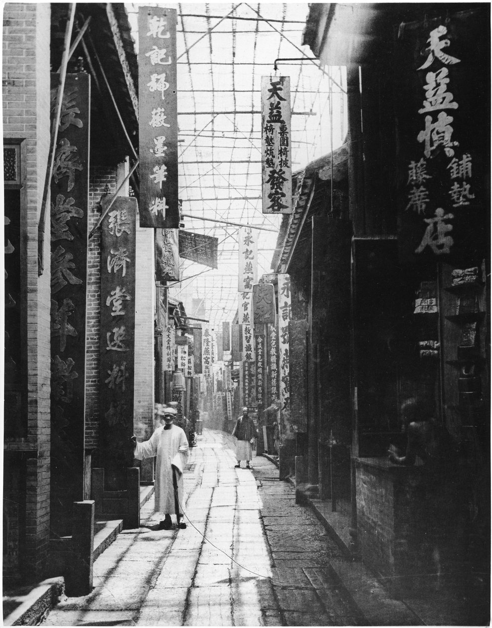 Physic Street, Canton, ca. 1867-72 (svart-hvitt-fotografi) av John Thomson