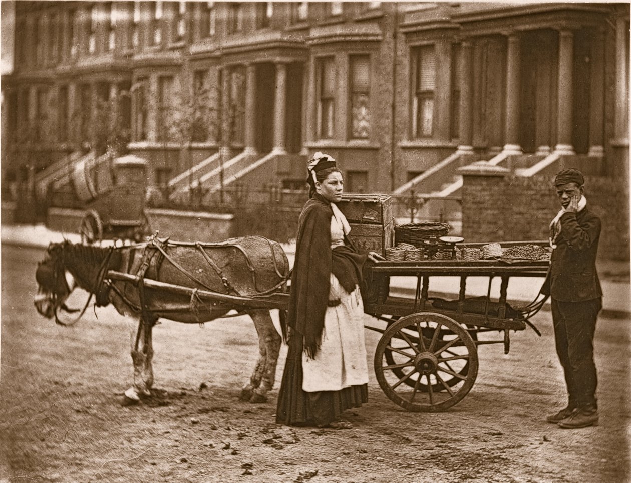 'Jordbær - alle modne, helt modne!', 1876-78 (woodburytype) av John Thomson