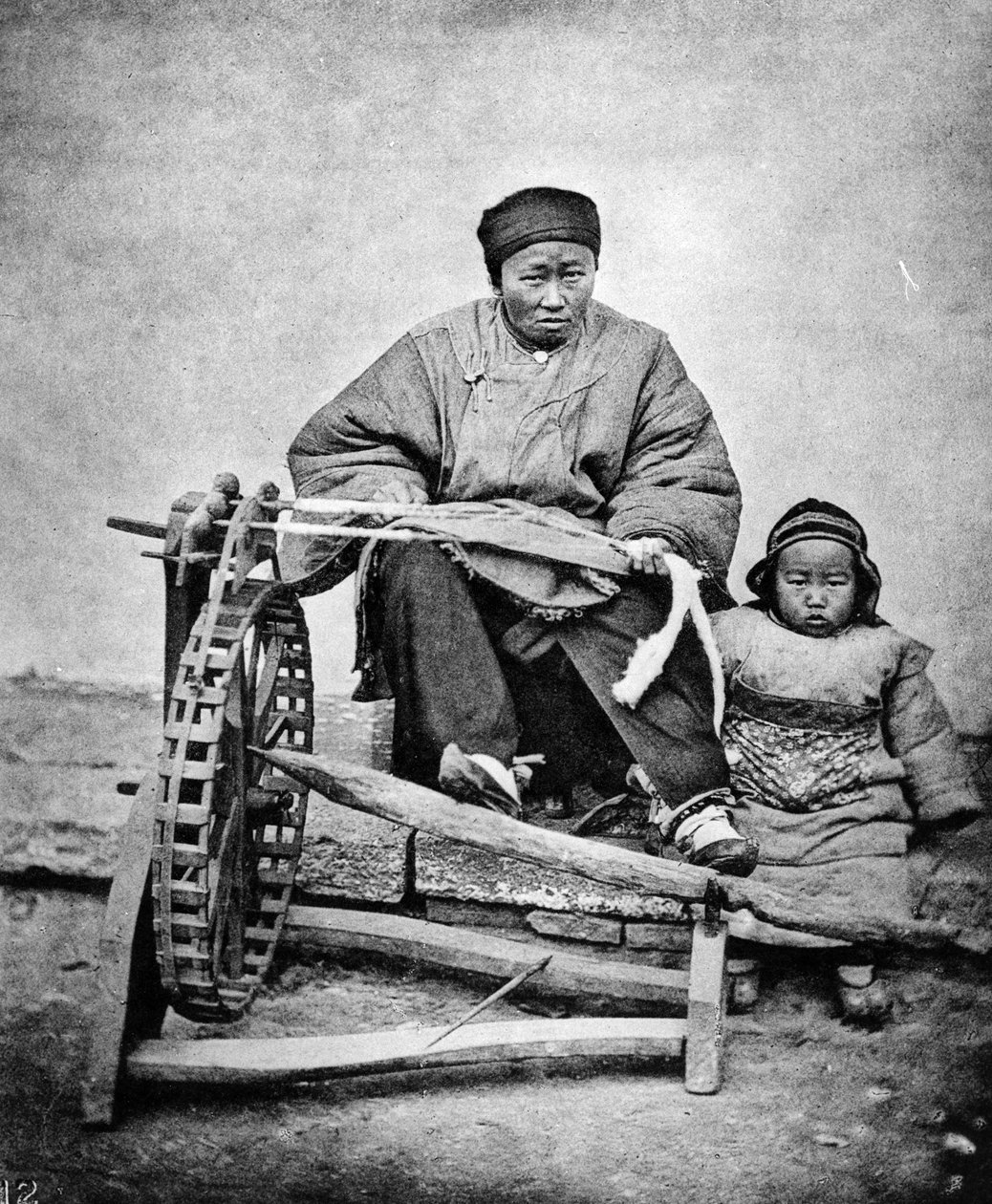 Kvinne og barn med spinnehjul, ca. 1870-tallet av John Thomson