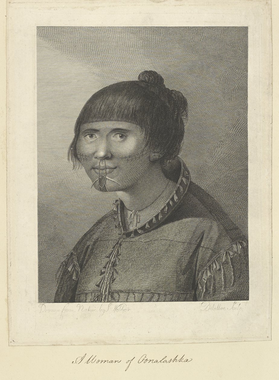 En kvinne fra Oonalashka. Tegnet fra naturen av J. Webber, og gravert av Jean-Marie Delatre. Tegning av hodet og skuldrene til en kvinne som ser tre fjerdedeler til venstre. Hun har på seg en tettsittende selskinnsfrakk fra sømmene som henger anhengsperler av John (after) Webber