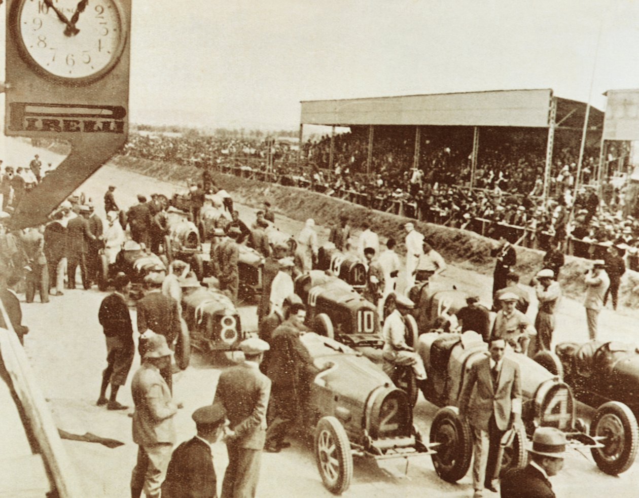 Oppstilling før start av Grand Prix i Tunisia av Walter Charles Mills
