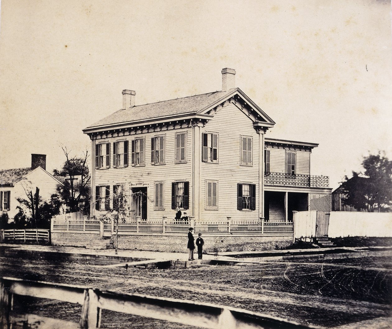 Abraham Lincoln poserer foran sitt hjem i Springfield, Massachusetts, ca. 1860-1870-tallet (albumtrykk) av John Adams Whipple