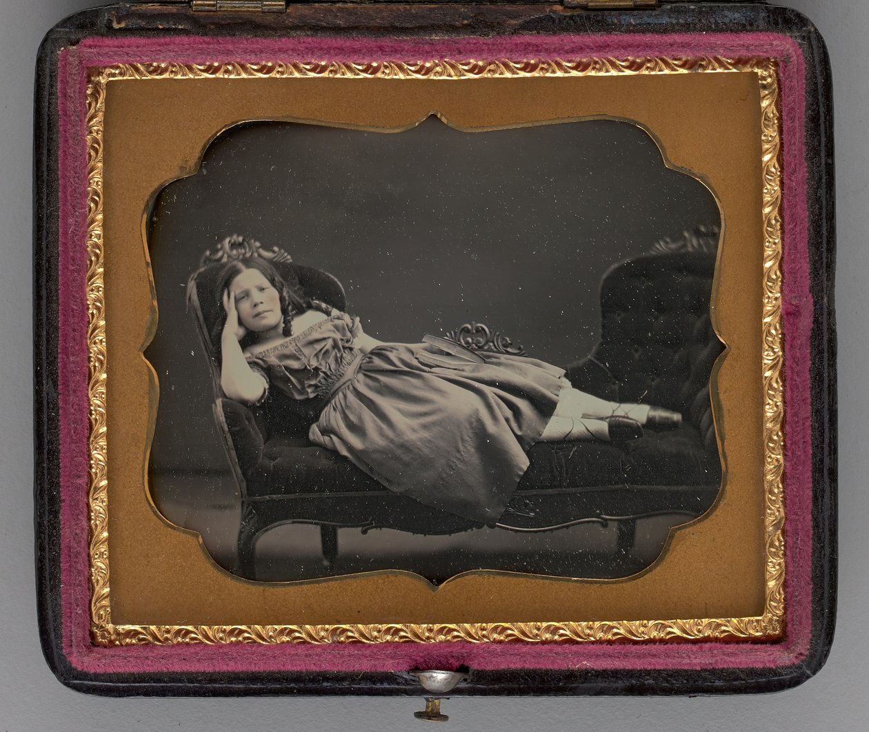 Uten tittel portrett av en jente lenende på en sjeselong, 1855. av John Adams Whipple