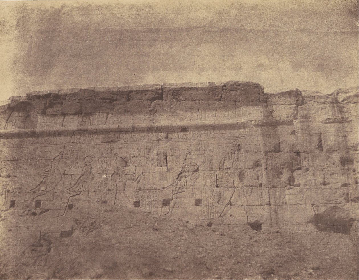 Edfu, skulpturer og inskripsjoner av den østlige fasaden til innhegningsveggen av John Beasly Greene