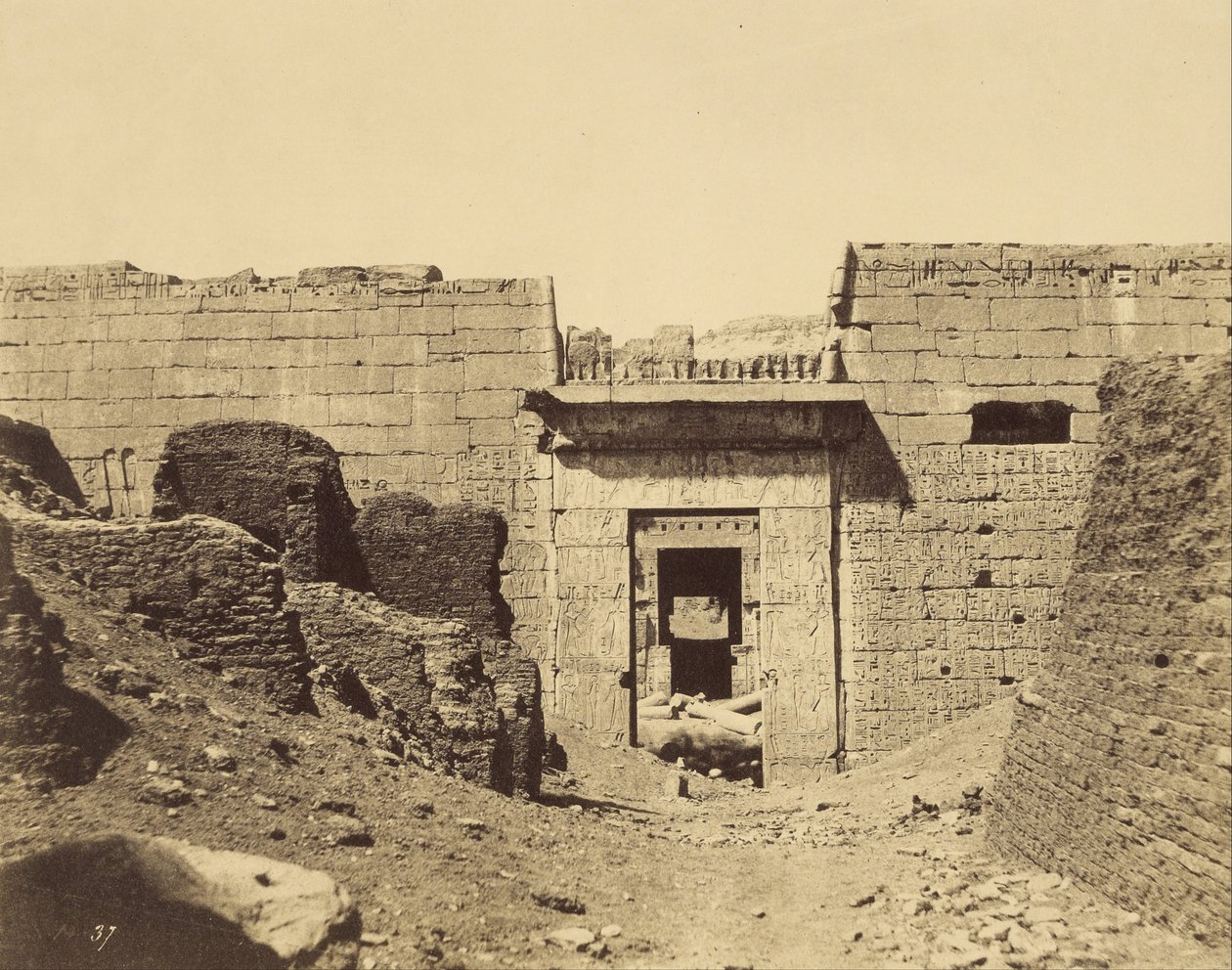 Medinet-Habu, Ramses Méïamoun-palasset, inngangen til Den andre domstolen av John Beasly Greene