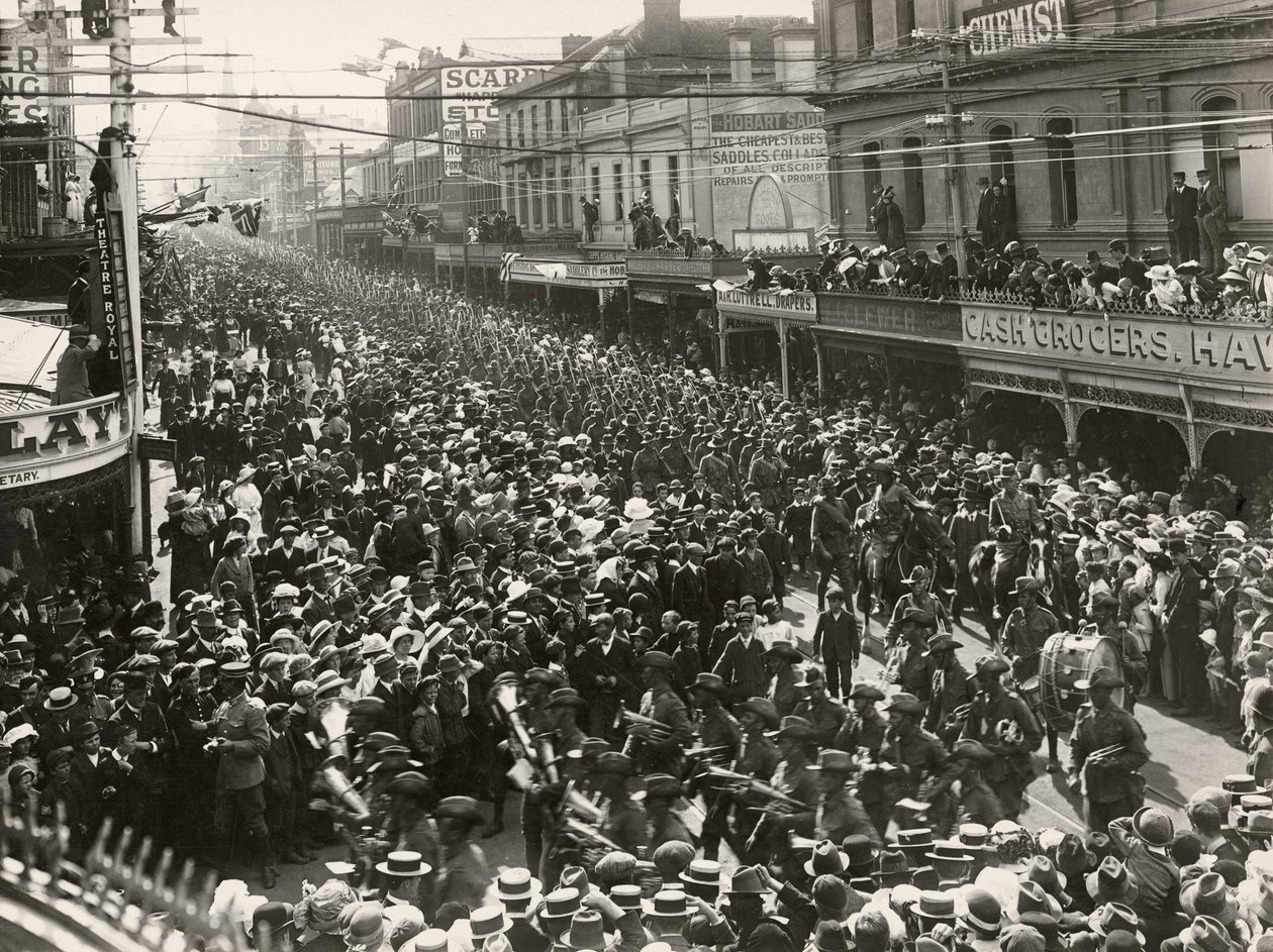 Den 12. bataljonen, AIF, marsjerte gjennom byen før de tok fatt på tjeneste utenlands, Hobart, Tasmania, 14. oktober 1914 av John Beattie