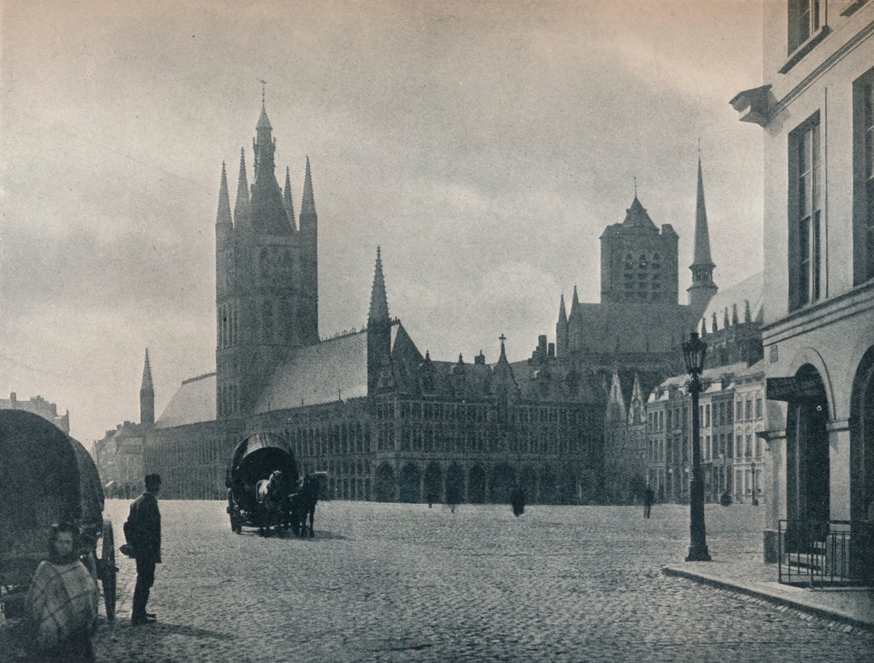 Rådhuset og kleshallen, Ypres, Belgia, c1900 1914-1915 av John Benjamin Stone