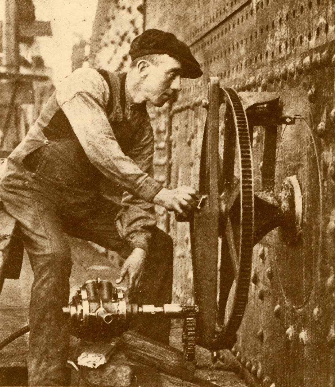 'En pneumatisk riveter som skjærer koøyer på siden av en liner', c1930. av John Brown and Company