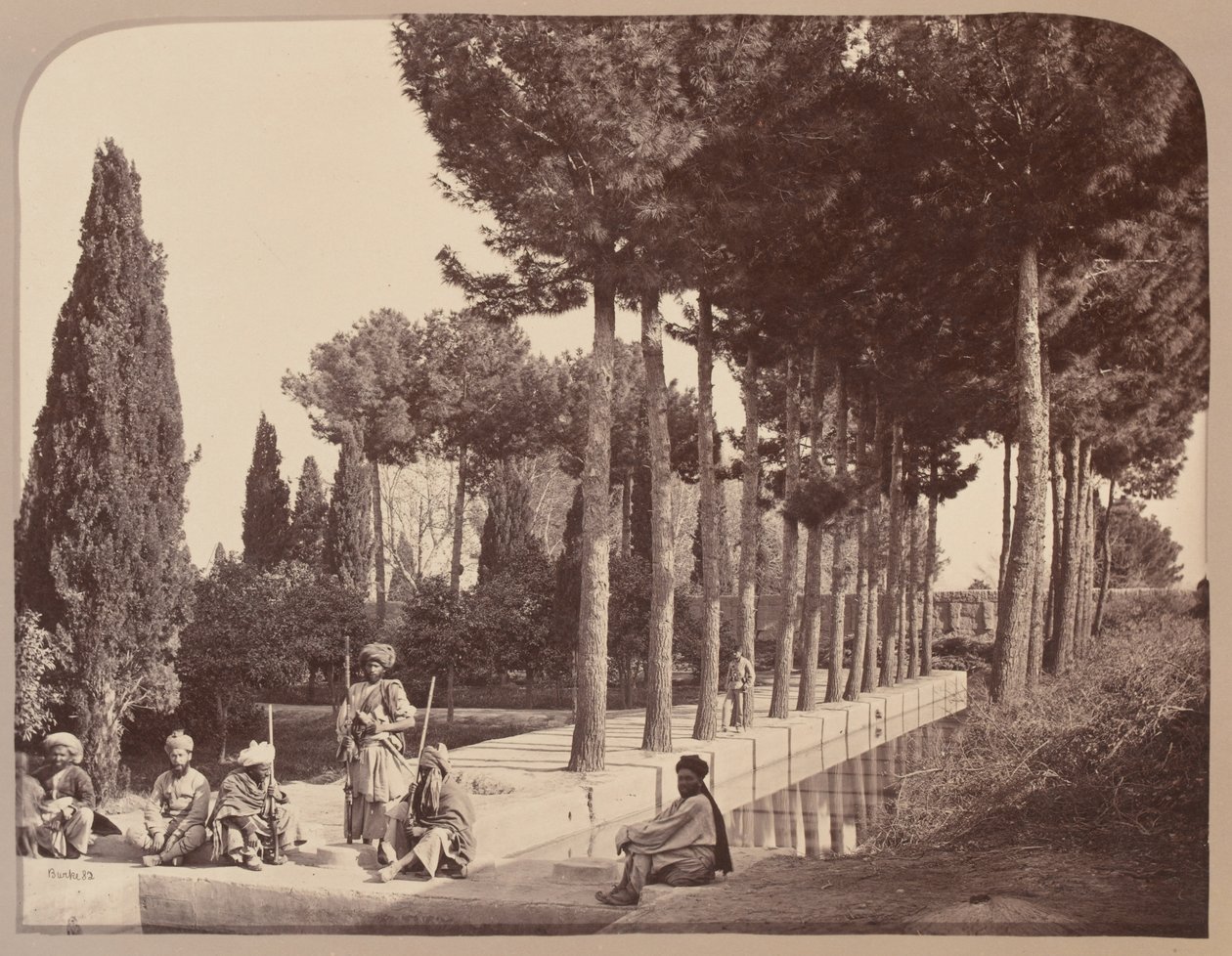 Afghanske stammemenn hviler i Baburs hager, Jalalabad, 1878 av John Burke