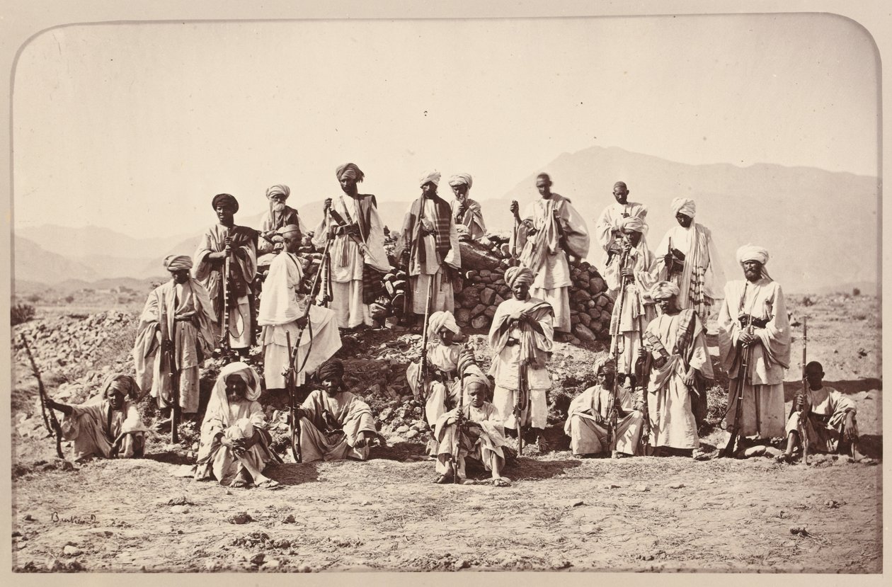 ?Afridi Picket nær Jumrood, Khyber og Rotass i avstand?, 1879 ca. av John Burke