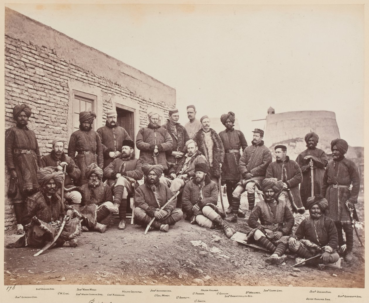 Britiske og innfødte offiserer, tredje sikher, 1879 av John Burke