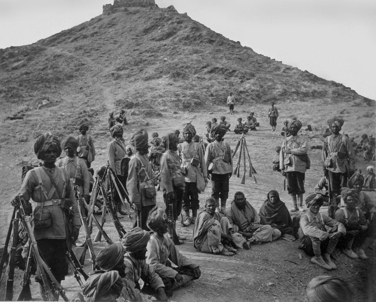 Stopp av fanger fra Bassaule med en eskorte av 45. innfødte infanteri på Khurd Khyber, 1878-79 av John Burke