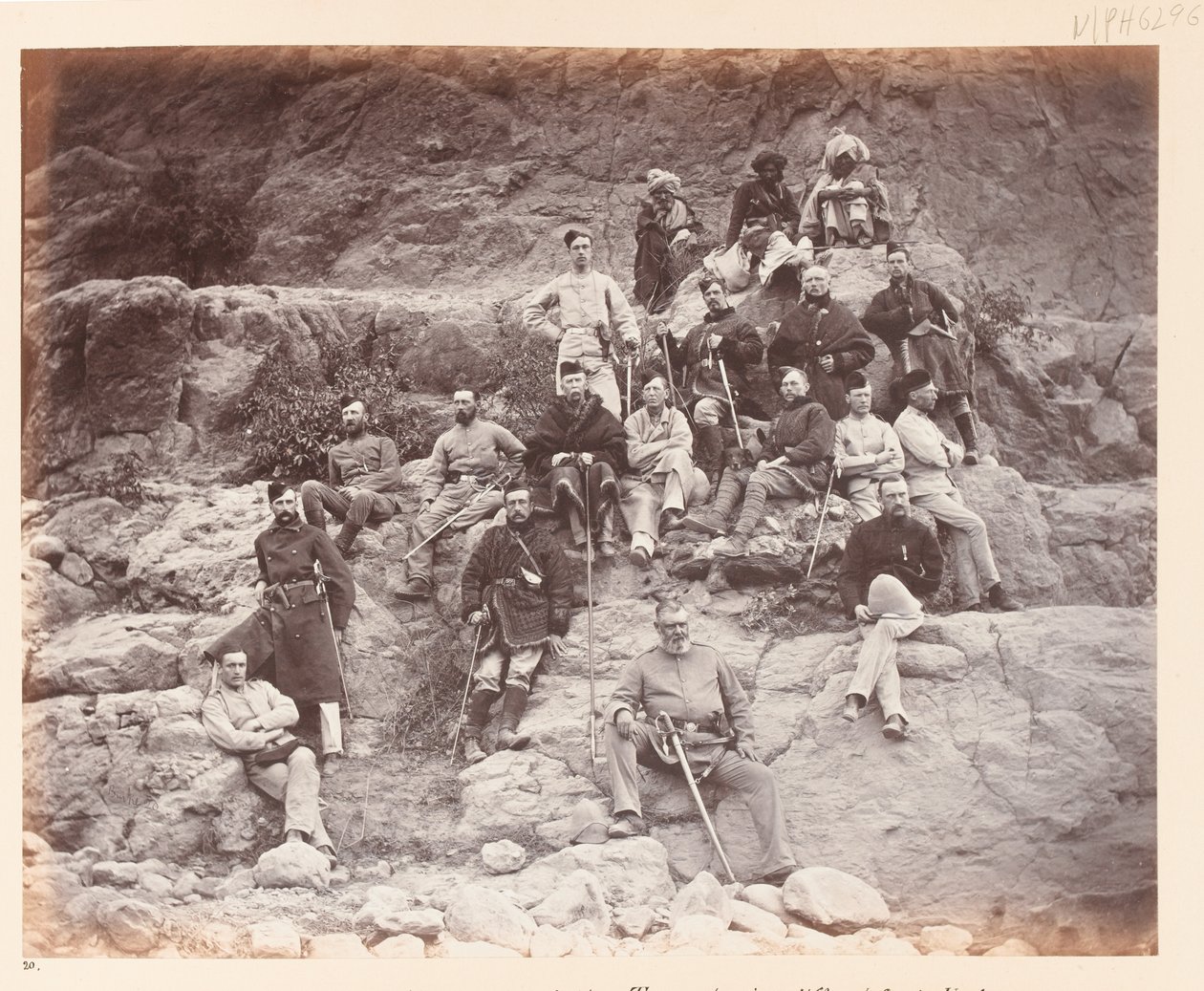 ?Offiserer av det 51. regiment på Sultan Tarra, som viser forskjellige tjenesteuniformer brukt?, 1878 av John Burke