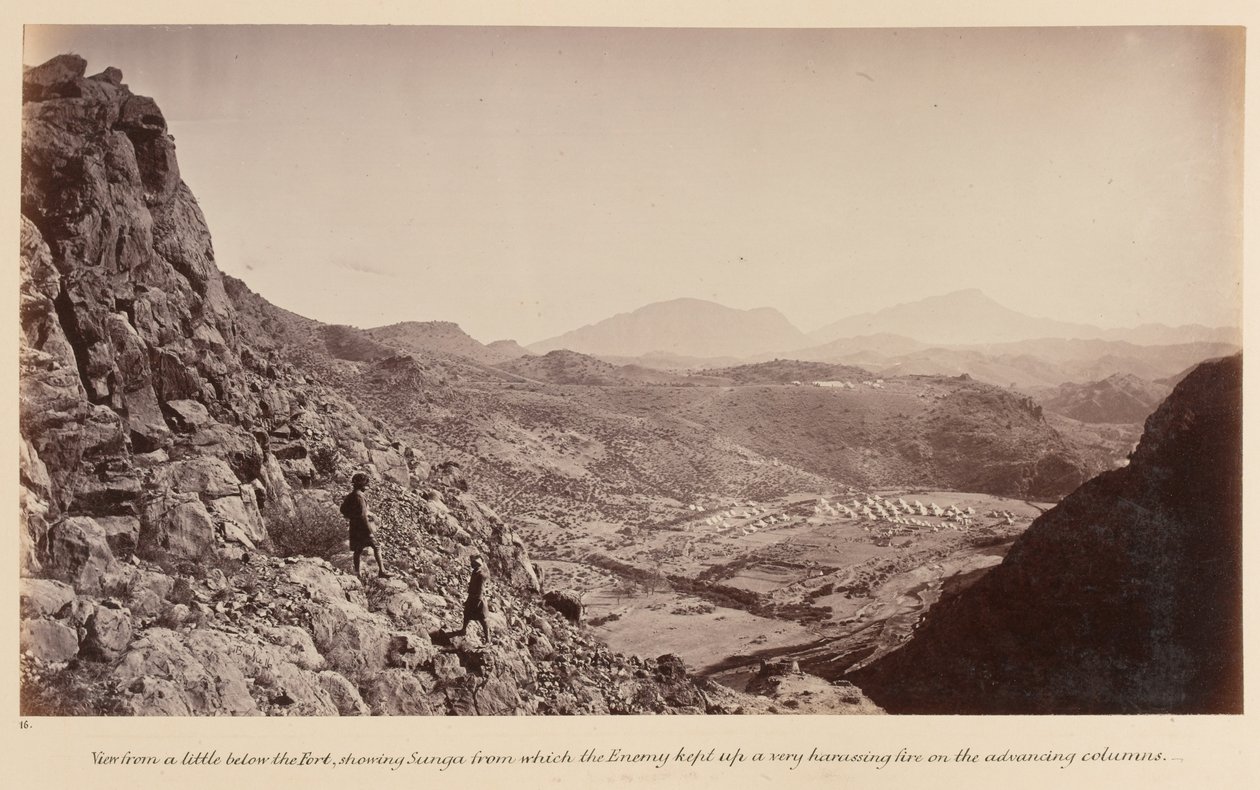 ?Utsikt fra litt nedenfor fortet, som viser Sunga hvorfra fienden holdt opp en svært trakasserende ild mot de fremrykkende kolonnene?, 1878 av John Burke