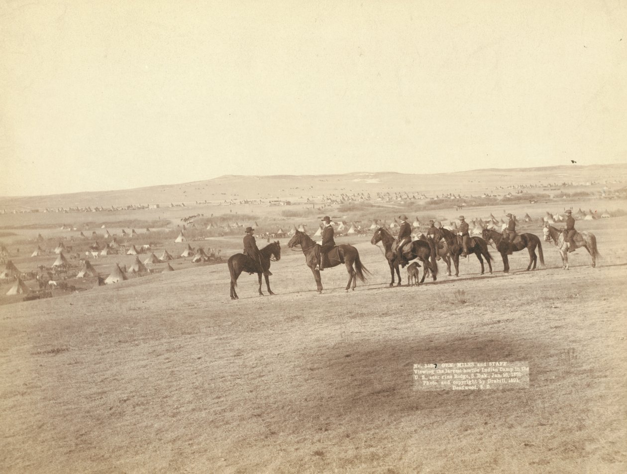 Gen. Miles og ansatte ser på den største fiendtlige indianerleiren i USA, nær Pine Ridge av John C. H. Grabill
