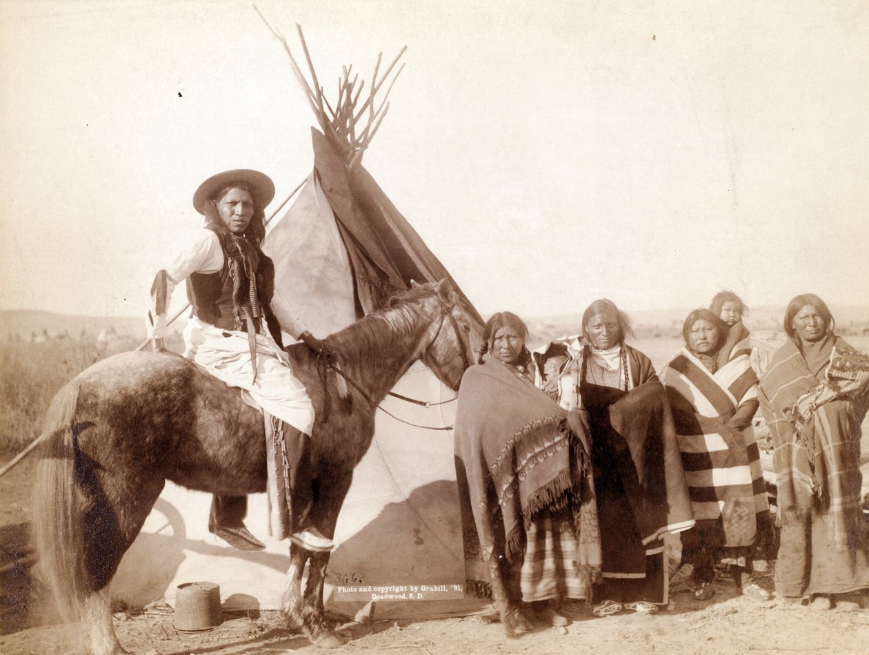 Lakota indiske kvinner ved tipi, 1891 av John C. H. Grabill