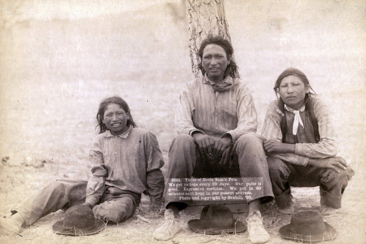 Tre Lakota tenåringsgutter i vestlige klær, 1891 av John C. H. Grabill