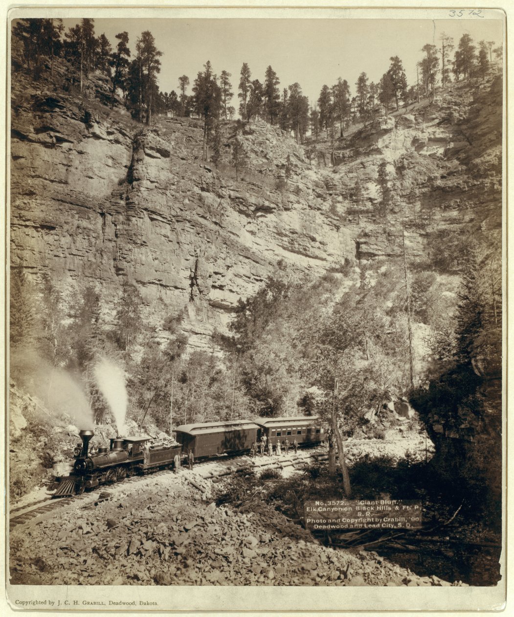 Tog går gjennom Elk Canyon (s/hvitt bilde) av John C. H. Grabill