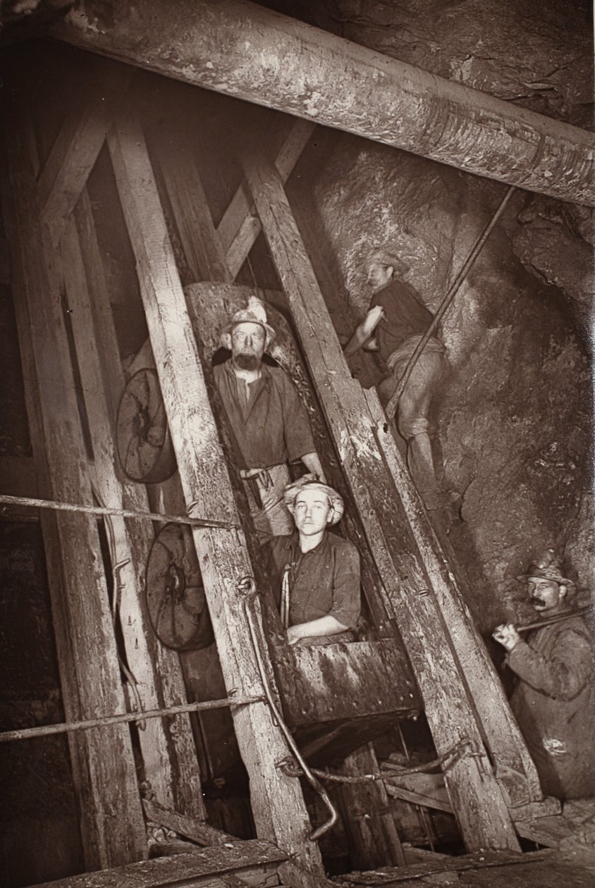 Gig på Dolcoath, illustrasjon fra ''Mongst mines and miners, or Underground Scenes by Flash-Light' av JC Burrows og William Thomas, pub. 1893 (sepia-bilde) av John Charles Burrow