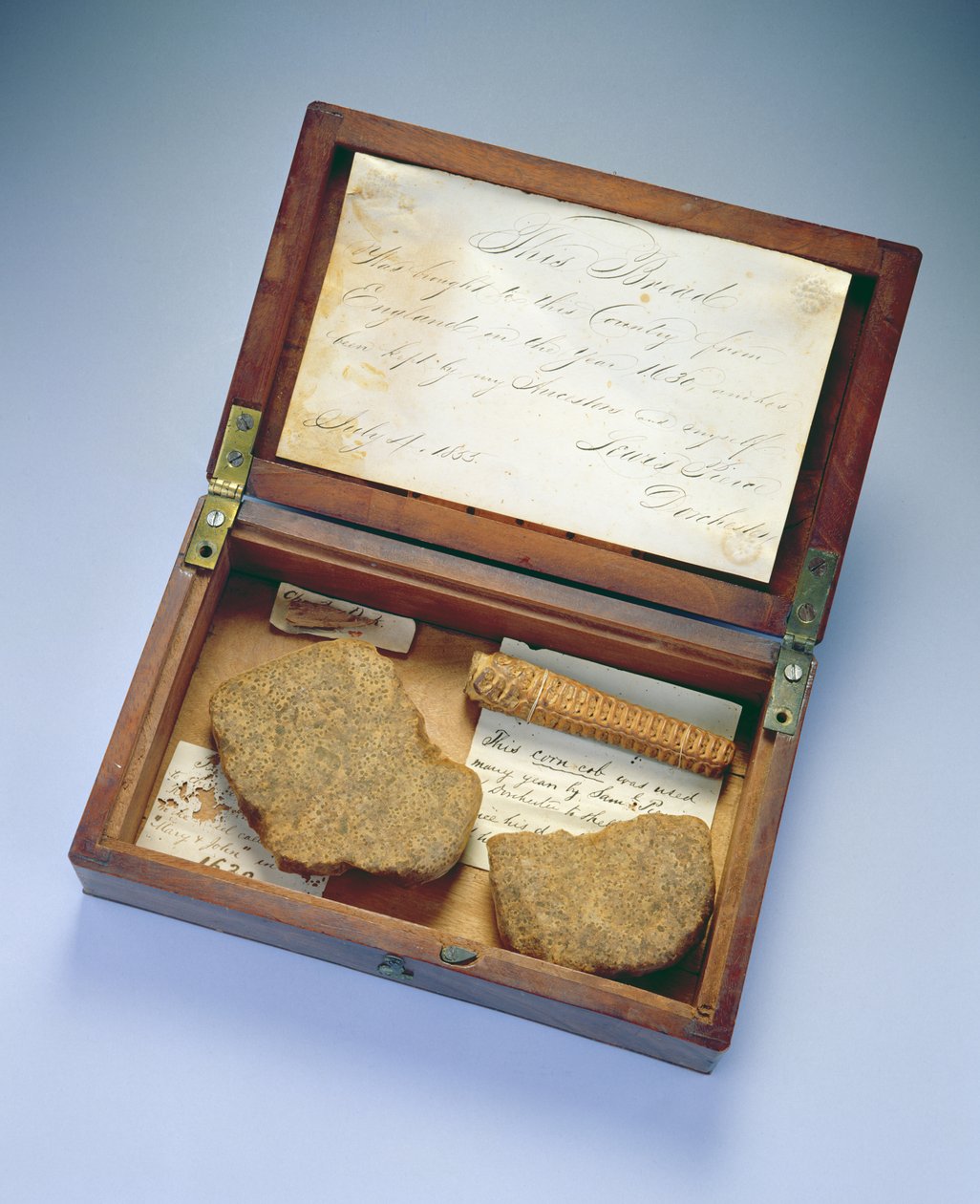 Relikvieboks, fra Dorchester, Massachusetts, 1835 (mahogni og bjørk) av John Clapp