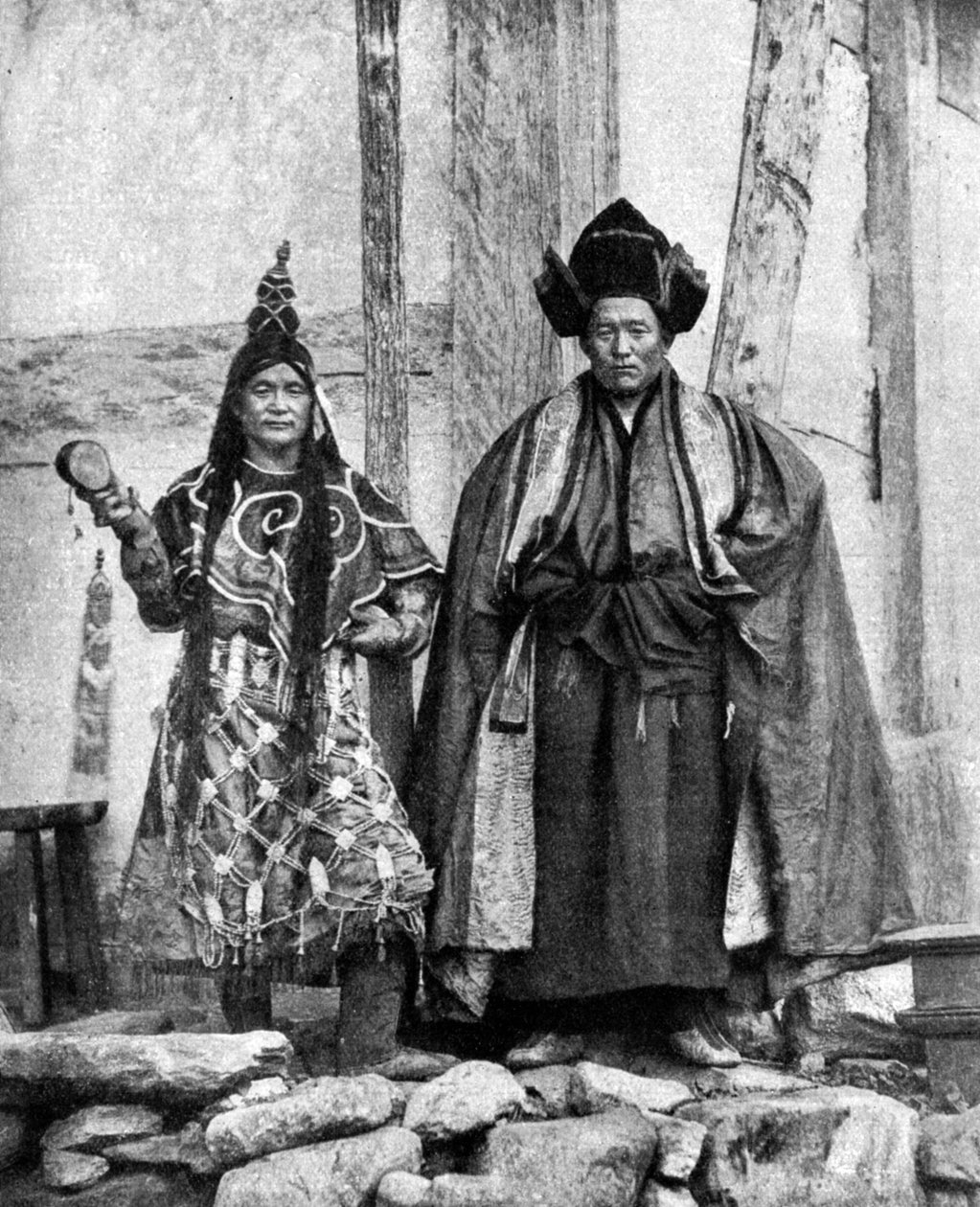 Lamistprester i Sikkim iført kapper, Talung kloster, India, 1922. av John Claude White