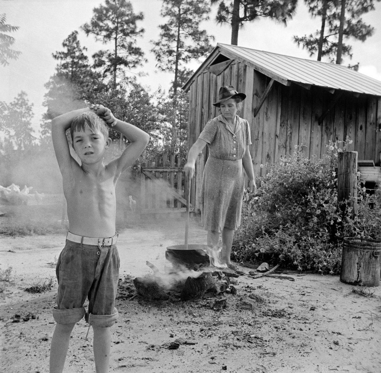 Escambia Farms, Florida. Kokende vaskevann på McLelland-gården av John Collier
