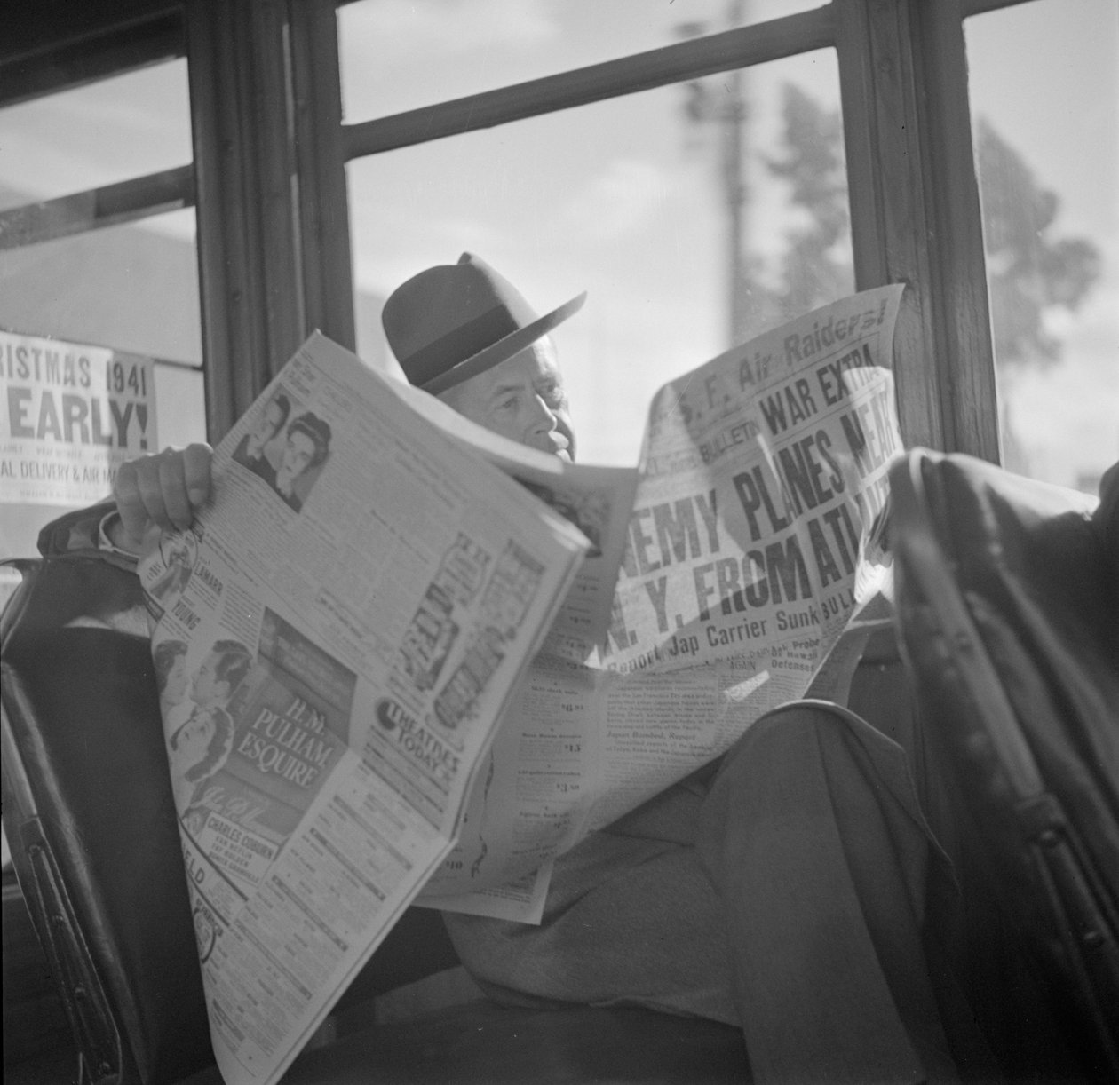 Leser krigsnyheter ombord i San Francisco sporvogn av John Collier
