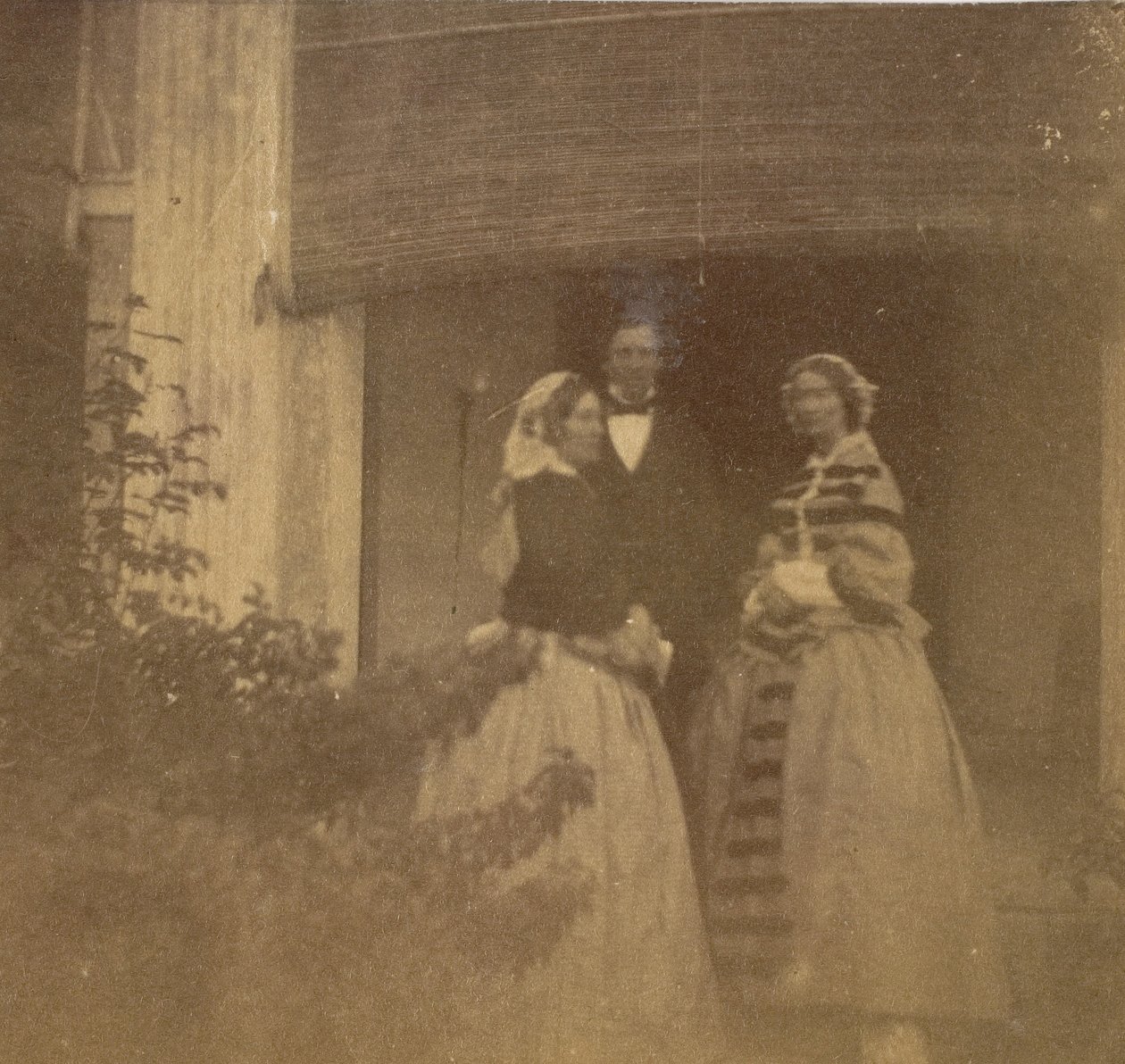 [Grevinne hermetikk med gjester, regjeringshuset, Allahabad], 1858. av John Constantine Stanley